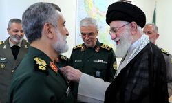 Silahla hutbe veren Hamaney’den İsrail'i vuran komutana madalya