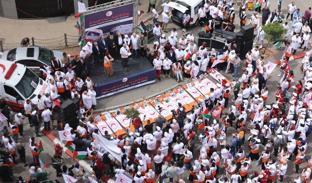 Filistin'de İsrail'in katlettiği yardım çalışanları için yürüyüş