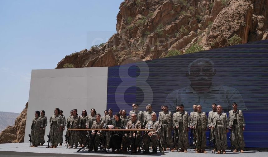 PKK böyle silah bıraktı: Kare kare silah yakma töreni